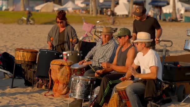 Μουσικοί Στην Παραλία Της Βενετίας Κρουστών Drumming Στο Ηλιοβασίλεμα Έχοντας — Αρχείο Βίντεο