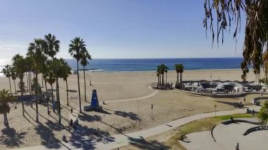 Venice Beach California ve Ocean Front Walk üzerindeki hava manzarası - Los Angeles Drone görüntüleri - hava fotoğrafçılığı
