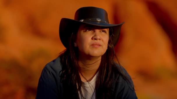 Cowgirl Entspannt Sich Auf Einem Roten Felsen Der Wüste Von — Stockvideo