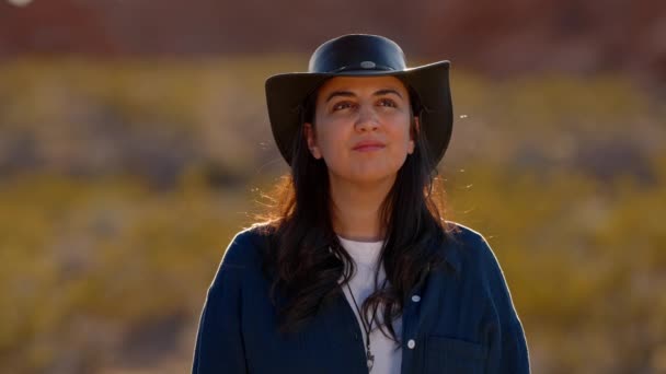 Arizona Çölde Yürüyen Kovboy Kız Seyahat Fotoğrafçılığı — Stok video