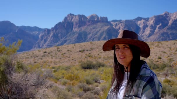 Молода Жінка Одязі Західного Стилю Досліджує Дивовижний Каньйон Червоної Скелі — стокове відео