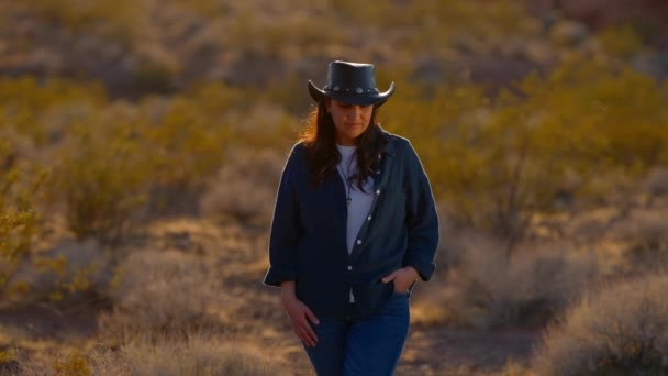 正在亚利桑那州沙漠中行走的牛仔女孩 旅行摄影 — 图库视频影像