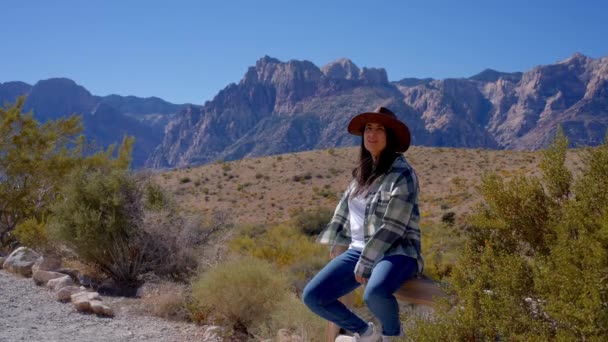 ネバダ州の素晴らしいレッドロックキャニオンを探検する西洋スタイルの衣装の若い女性 旅行写真 — ストック動画