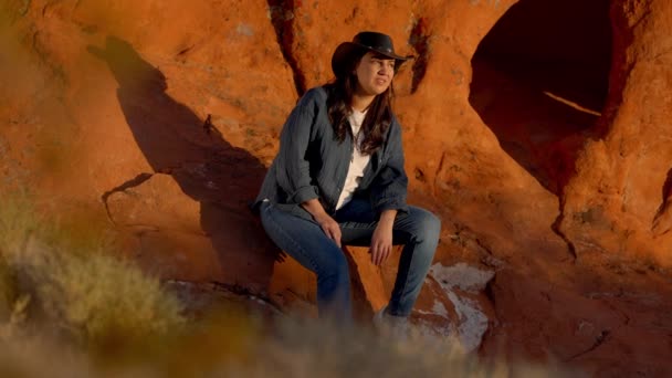 Cowgirl Ontspannen Een Rode Rots Woestijn Van Arizona Reizen Fotografie — Stockvideo