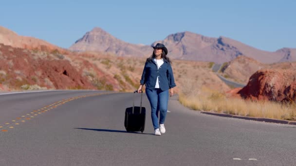 Mladá Žena Kráčející Sama Pouští Kufrem Jako Zavazadlem Cestovní Fotografie — Stock video
