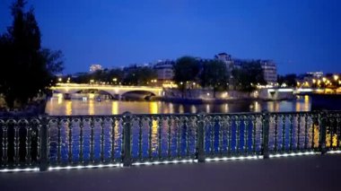 Paris 'teki köprüler gece inanılmaz bir şekilde gün batımından sonra - PARIS, FRANCE - 4 Eylül 2023