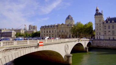 Paris 'teki Pont-au-Change Köprüsü - PARIS, FRANCE - Eylül 04, 2023
