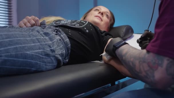 Meninas Bonitas Recebe Uma Tatuagem Seu Braço Tatuagem Piercing Estúdio — Vídeo de Stock