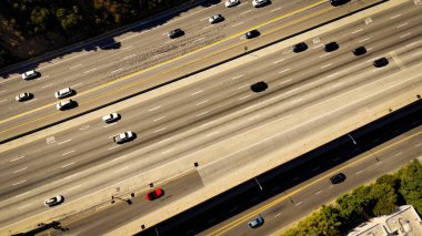 Los Angeles 'taki San Diego Otoyolu. Los Angeles İHA görüntüsü. Hava fotoğrafı.