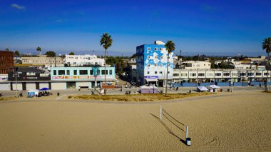 Venedik Plajı California yukarıdan güneşli bir günde Los Angeles İHA görüntüleri LOS ANGELES, ABD - 5 Kasım 2023
