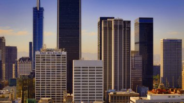 Güneşli bir günde Los Angeles şehir merkezine uçuş - Los Angeles İHA görüntüleri - LOS ANGELES, ABD - 5 Kasım 2023