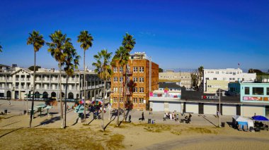 Venedik Plajı California yukarıdan güneşli bir günde Los Angeles İHA görüntüleri LOS ANGELES, ABD - 5 Kasım 2023
