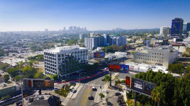 Hollywood hava manzaralı ünlü Sunset Bulvarı - Los Angeles Drone görüntüleri - LOS ANGELES, ABD - 5 Kasım 2023