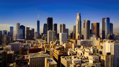 Güneşli bir günde Los Angeles şehir merkezine uçuş - Los Angeles İHA görüntüleri - LOS ANGELES, ABD - 5 Kasım 2023