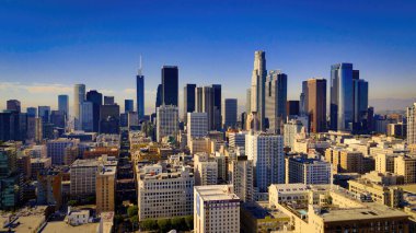 Los Angeles şehir merkezinin Skyline 'ı güneşli bir günde Los Angeles İHA görüntüleri LOS ANGELES, ABD - 5 Kasım 2023
