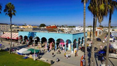 Venedik Plajı California yukarıdan güneşli bir günde Los Angeles İHA görüntüleri LOS ANGELES, ABD - 5 Kasım 2023