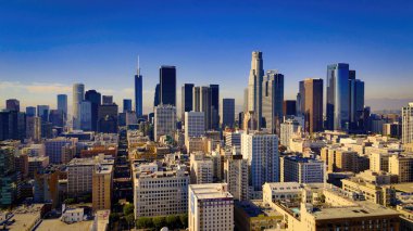Güneşli bir günde Los Angeles şehir merkezine uçuş - Los Angeles İHA görüntüleri - LOS ANGELES, ABD - 5 Kasım 2023