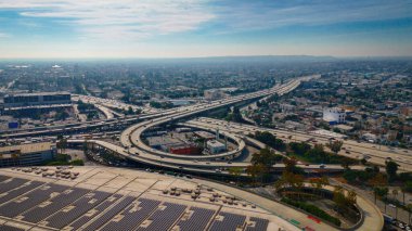 Los Angeles şehir merkezindeki sokak trafiği - Los Angeles İHA görüntüleri - hava fotoğrafçılığı