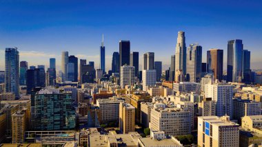 Güneşli bir günde Los Angeles şehir merkezine uçuş - Los Angeles İHA görüntüleri - LOS ANGELES, ABD - 5 Kasım 2023