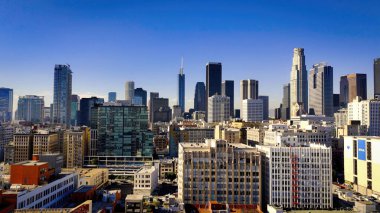 Los Angeles şehir merkezinin Skyline 'ı güneşli bir günde Los Angeles İHA görüntüleri LOS ANGELES, ABD - 5 Kasım 2023