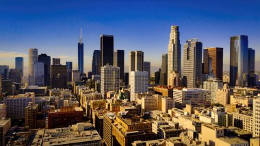 Los Angeles şehir merkezinin Skyline 'ı güneşli bir günde Los Angeles İHA görüntüleri LOS ANGELES, ABD - 5 Kasım 2023