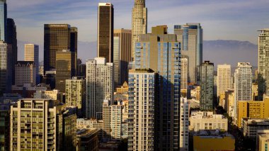 Güneşli bir günde Los Angeles şehir merkezine uçuş - Los Angeles İHA görüntüleri - LOS ANGELES, ABD - 5 Kasım 2023