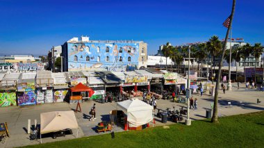 Venedik Plajı California yukarıdan güneşli bir günde Los Angeles İHA görüntüleri LOS ANGELES, ABD - 5 Kasım 2023