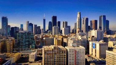 Los Angeles şehir merkezinin Skyline 'ı güneşli bir günde Los Angeles İHA görüntüleri LOS ANGELES, ABD - 5 Kasım 2023