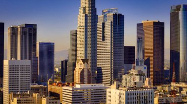 Güneşli bir günde Los Angeles şehir merkezine uçuş - Los Angeles İHA görüntüleri - LOS ANGELES, ABD - 5 Kasım 2023
