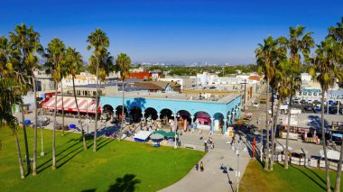 Venedik Plajı California yukarıdan güneşli bir günde Los Angeles İHA görüntüleri LOS ANGELES, ABD - 5 Kasım 2023