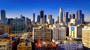 Los Angeles şehir merkezinin Skyline 'ı güneşli bir günde Los Angeles İHA görüntüleri LOS ANGELES, ABD - 5 Kasım 2023