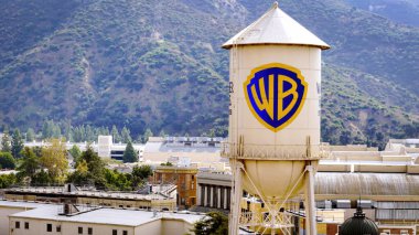 Warner Stüdyoları 'ndaki Iconic Water Tower Burbank hava görüntüsü - Los Angeles Drone görüntüsü - LOS ANGELES, ABD - 5 Kasım 2023