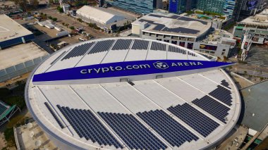 Los Angeles şehir merkezindeki Crypto Com Arena üzerinden uçuş eski Staples Arena - Los Angeles Drone görüntüleri - LOS ANGELES, ABD - 5 Kasım 2023
