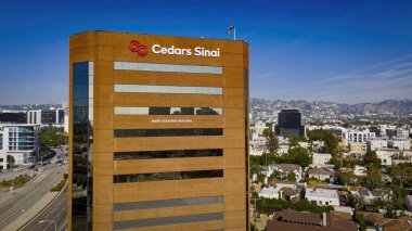 Cedars Sinai Tıp Merkezi Mark Goodson Binası - Los Angeles Drone Görüntüleri - LOS ANGELES, ABD - 5 Kasım 2023