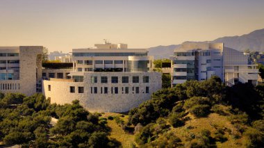 Getty Center Los Angeles hava görüntüsü - Los Angeles Drone görüntüleri - LOS ANGELES, ABD - 5 Kasım 2023