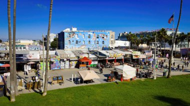 Venedik Plajı California yukarıdan güneşli bir günde Los Angeles İHA görüntüleri LOS ANGELES, ABD - 5 Kasım 2023