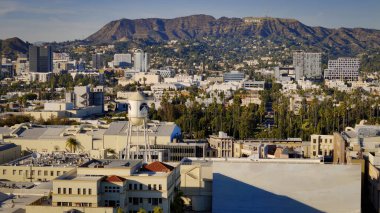 Hollywood 'daki ünlü Paramount Pictures üzerinde uçuş - Los Angeles Drone görüntüleri - LOS ANGELES, ABD - 5 Kasım 2023