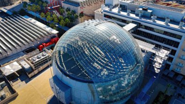 Şaban İnşaat ve Gözlem Kubbesi Hollywood hava manzaralı Sinema Müzesi - Los Angeles Drone görüntüleri - LOS ANGELES, ABD - 5 Kasım 2023