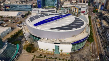 Los Angeles şehir merkezindeki Crypto Com Arena üzerinden uçuş eski Staples Arena - Los Angeles Drone görüntüleri - LOS ANGELES, ABD - 5 Kasım 2023