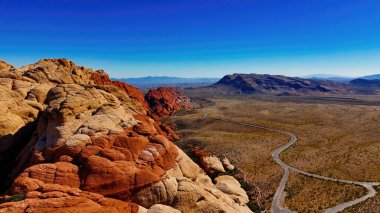 Red Rock Canyon 'daki ünlü kırmızı kayalar ve bej kumtaşları - hava fotoğrafçılığı