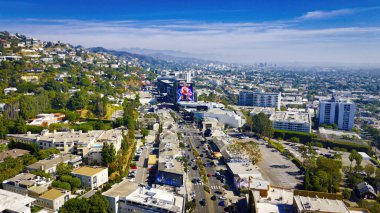 Hollywood hava manzaralı ünlü Sunset Bulvarı - Los Angeles Drone görüntüleri - LOS ANGELES, ABD - 5 Kasım 2023