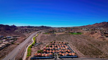 Kuru çöl, gökyüzünden Boulder City 'ye iniyor. Hava fotoğrafçılığı.