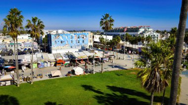 Venedik Plajı California yukarıdan güneşli bir günde Los Angeles İHA görüntüleri LOS ANGELES, ABD - 5 Kasım 2023