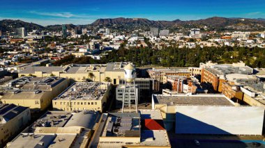 Los Angeles İHA görüntülerinden Melrose Bulvarı 'ndaki Paramount Stüdyoları üzerinden uçuş - LOS ANGELES, ABD - 5 Kasım 2023