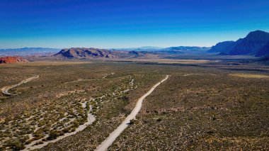 Nevada çölünde ıssız bir yol - hava manzaralı - hava fotoğrafçılığı