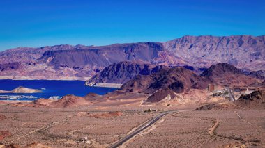 Kuru çöl, gökyüzünden Boulder City 'ye iniyor. Hava fotoğrafçılığı.