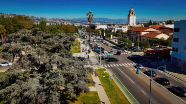 Beverly Hills 'teki Santa Monica Bulvarı' nda şehir merkezi ve belediye binasının hava görüntüsü. Hava fotoğrafçılığı.