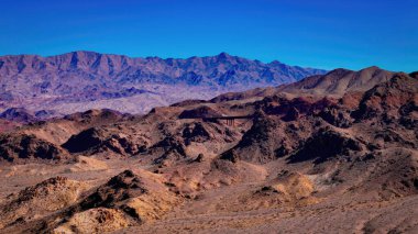 Kuru çöl, gökyüzünden Boulder City 'ye iniyor. Hava fotoğrafçılığı.