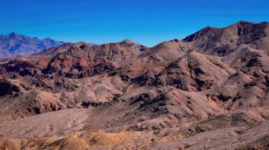 Kuru çöl, gökyüzünden Boulder City 'ye iniyor. Hava fotoğrafçılığı.