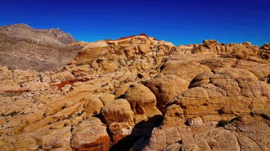 Red Rock Canyon 'daki ünlü kırmızı kayalar ve bej kumtaşları - hava fotoğrafçılığı